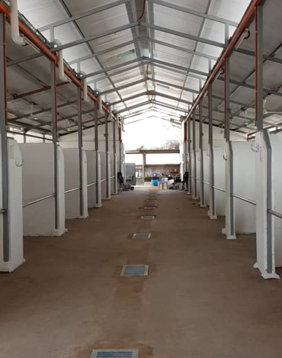 Solar chimney extractors in stables